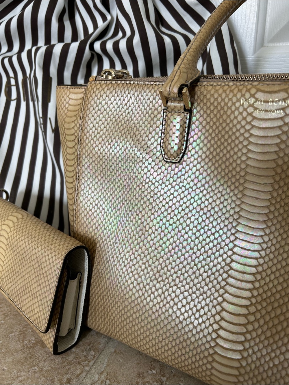 RARE Henri Bendel Iridescent Gold Snake-Embossed Tote Bag with Wallet - Picture 3 of 17